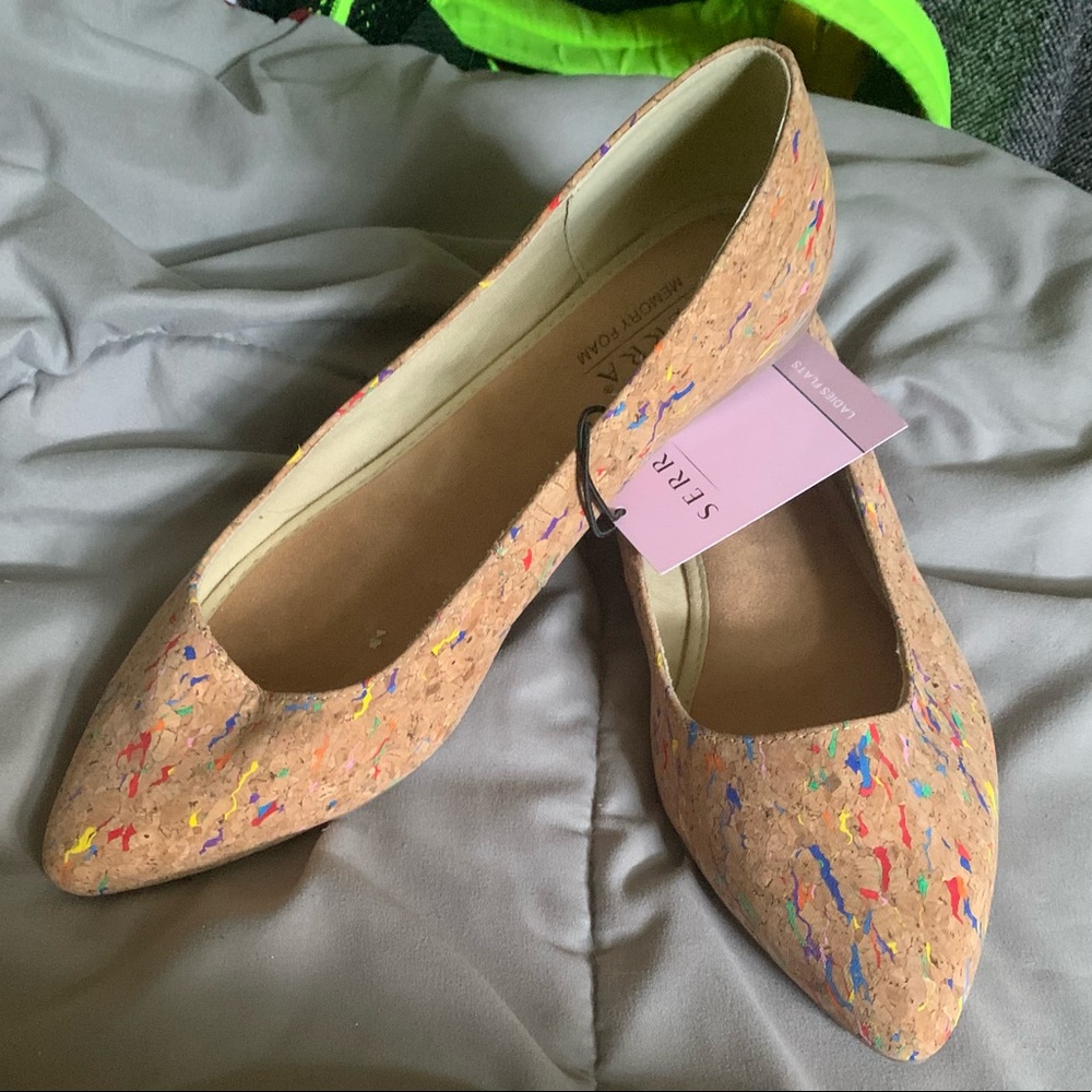 Ladies size 10 pointed toe ballet flat.